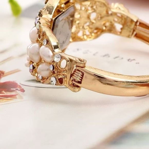 Elegant Gold and Pearl Women\'s Bracelet Watch main image 4